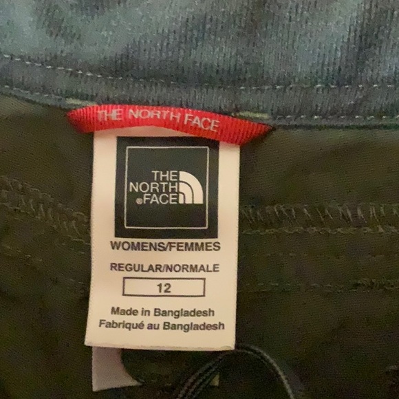 The NORTH FACE SHORTS, size 12. - Picture 5 of 5